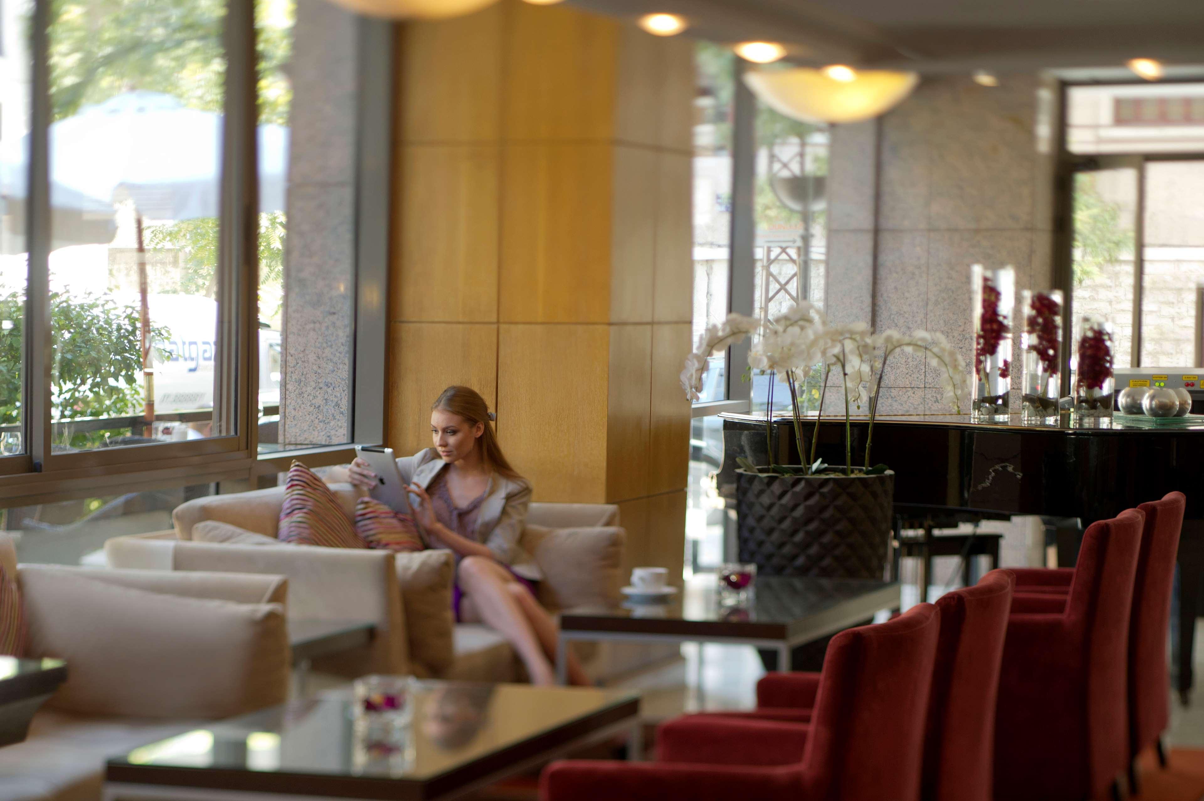 Radisson Blu Martinez Beirut Hotel Kültér fotó Lobby