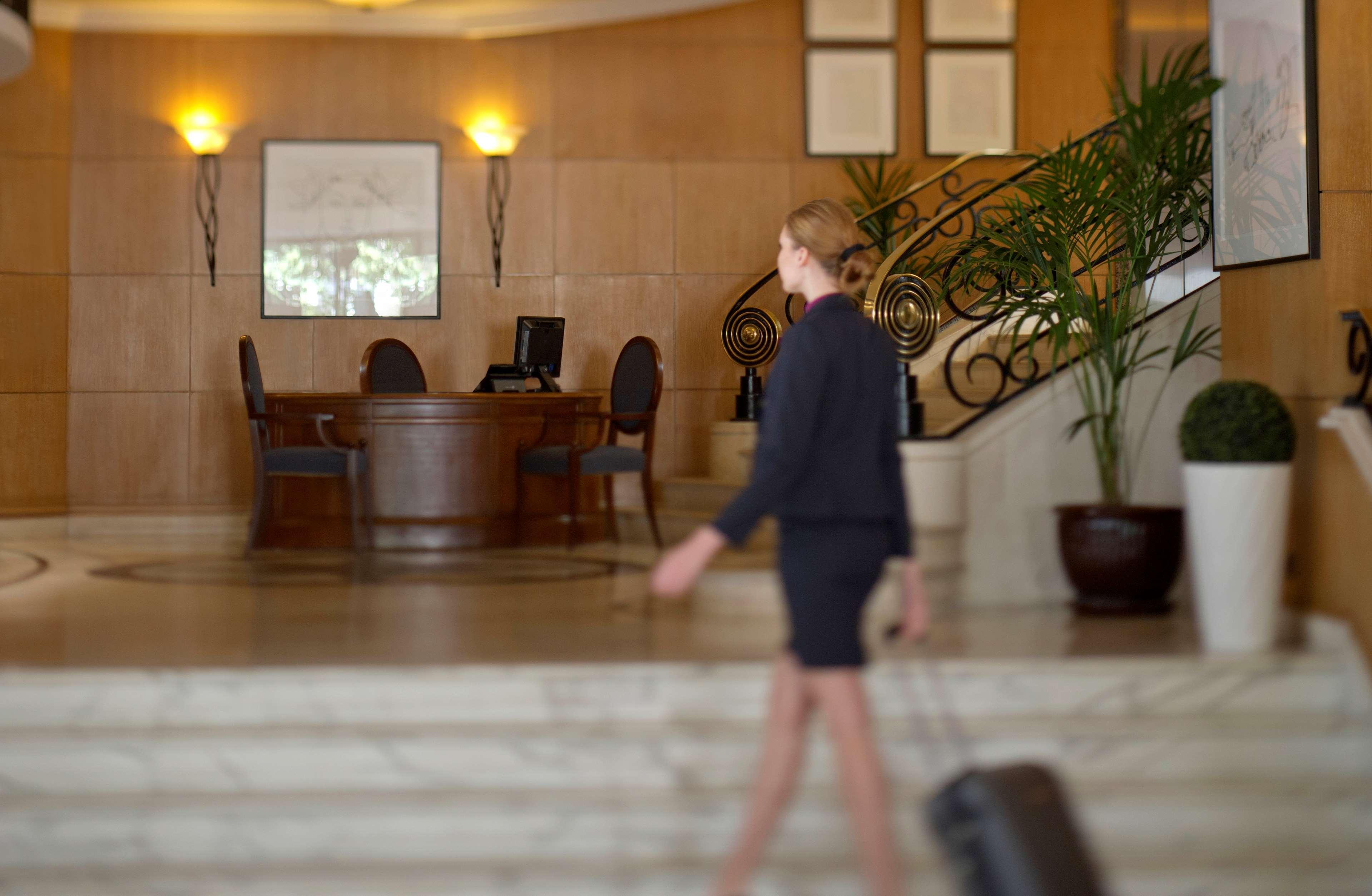 Radisson Blu Martinez Beirut Hotel Kültér fotó Concierge at a hotel