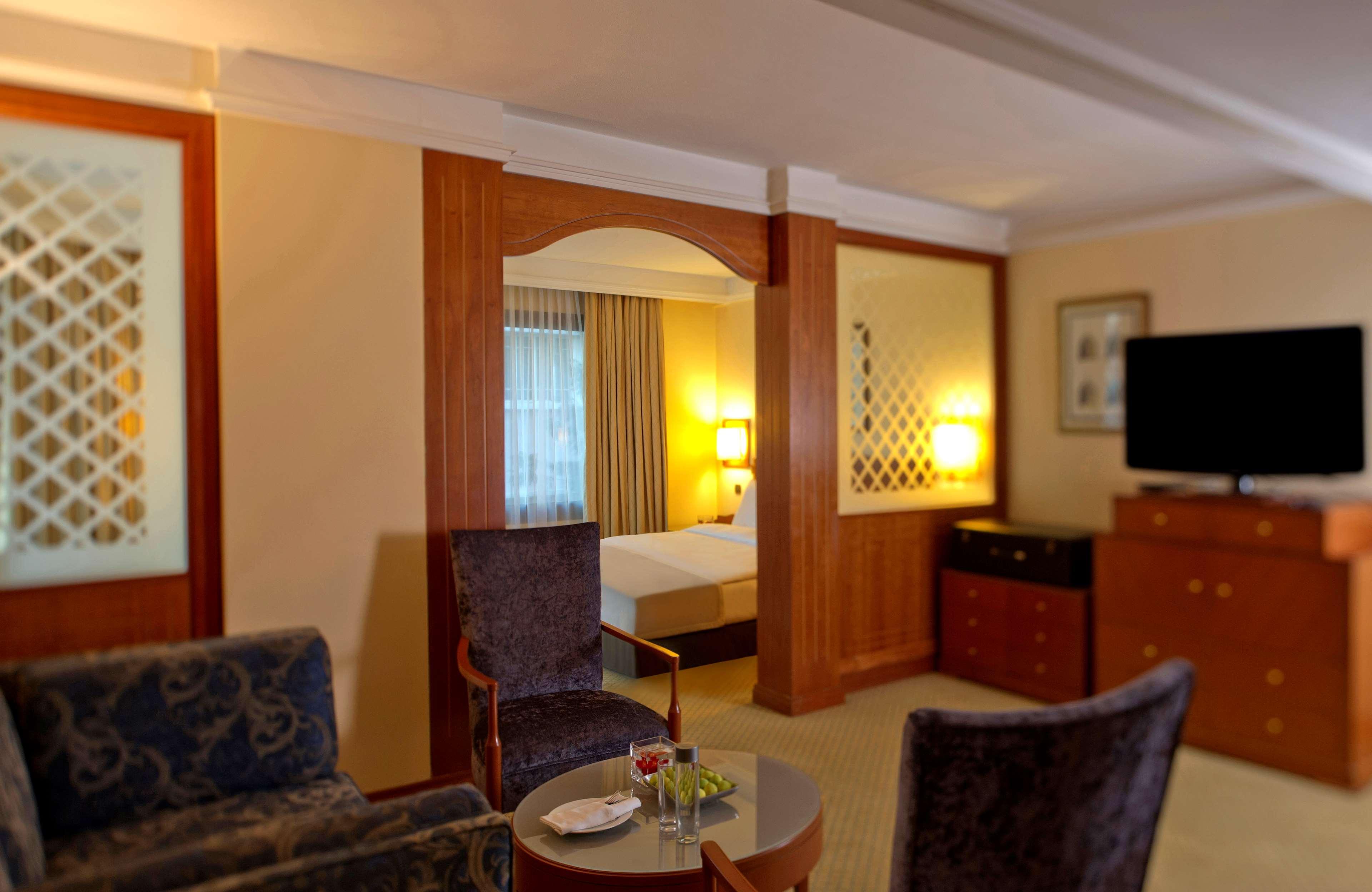 Radisson Blu Martinez Beirut Hotel Kültér fotó Suite