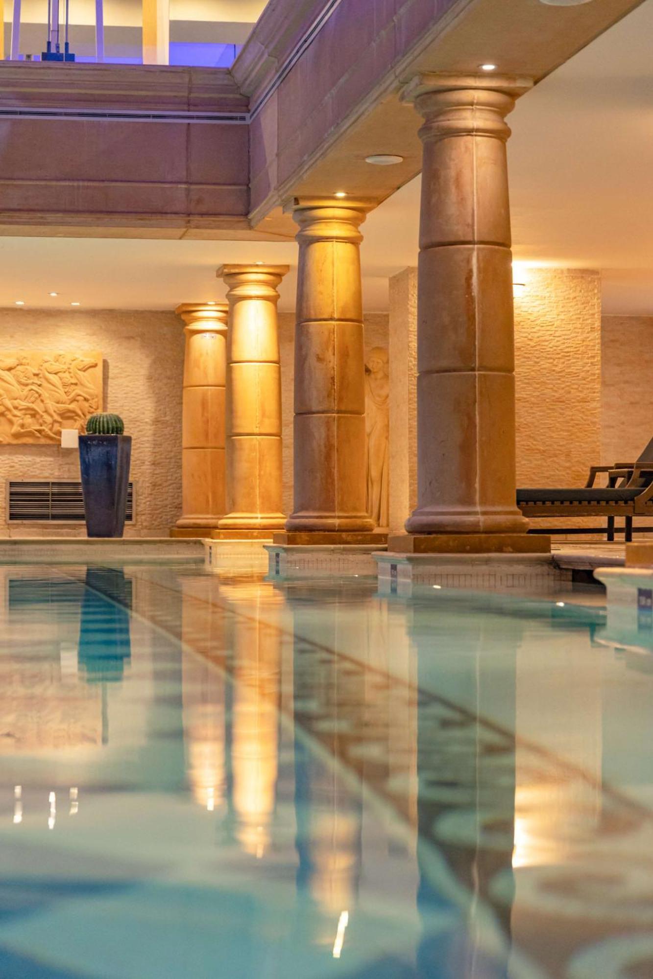 Radisson Blu Martinez Beirut Hotel Kültér fotó The swimming pool at the hotel