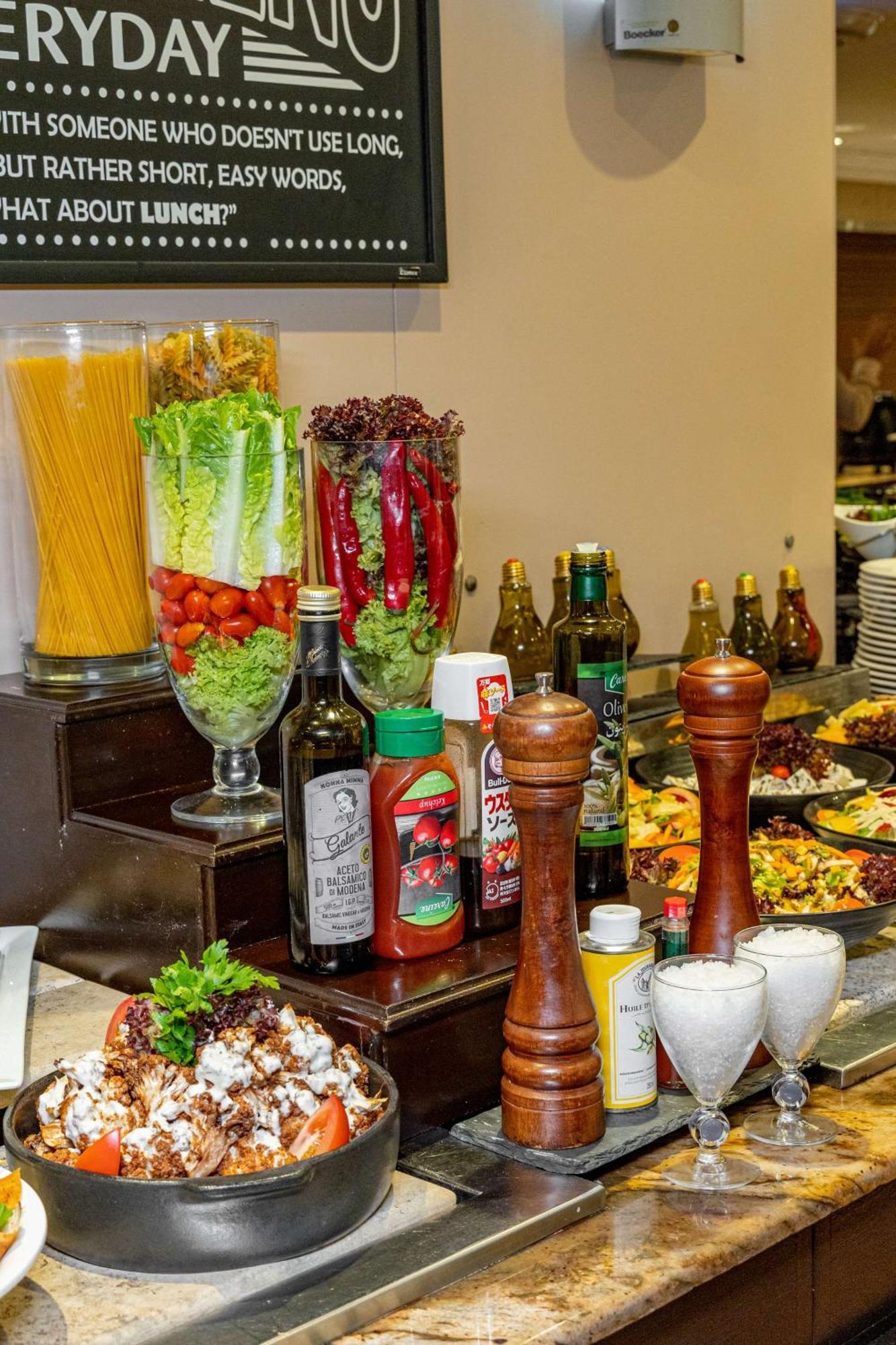 Radisson Blu Martinez Beirut Hotel Kültér fotó A salad bar