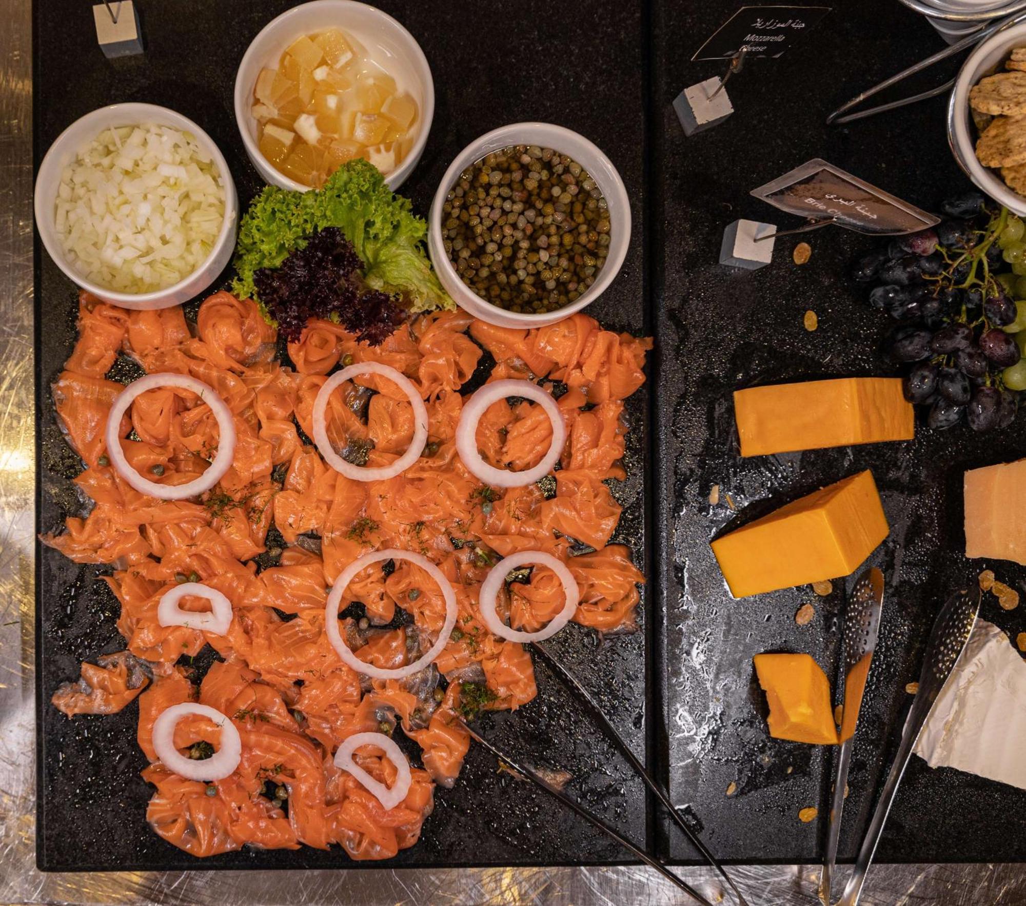 Radisson Blu Martinez Beirut Hotel Kültér fotó Salmon sashimi