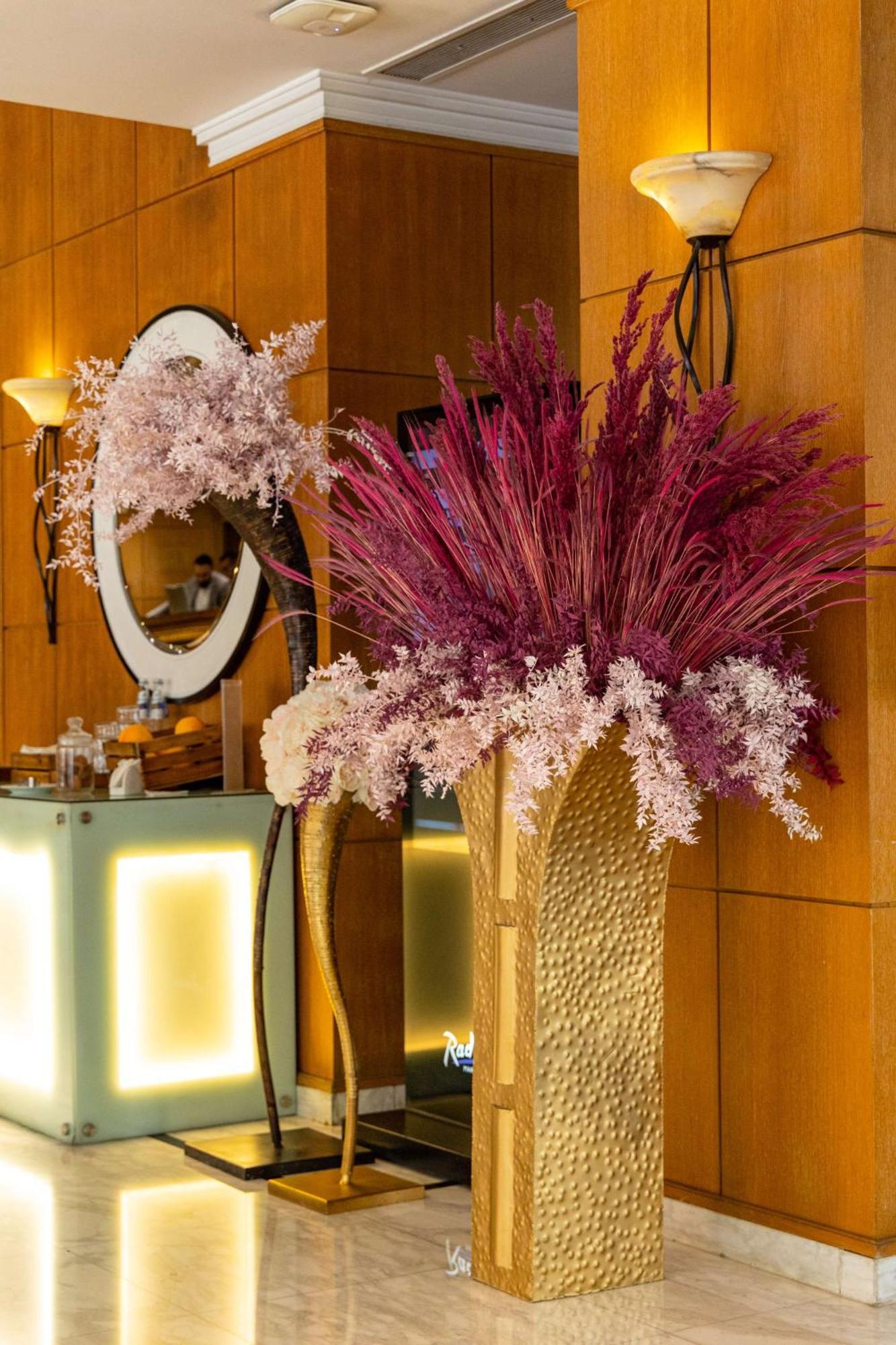 Radisson Blu Martinez Beirut Hotel Kültér fotó Dried flowers in a vase