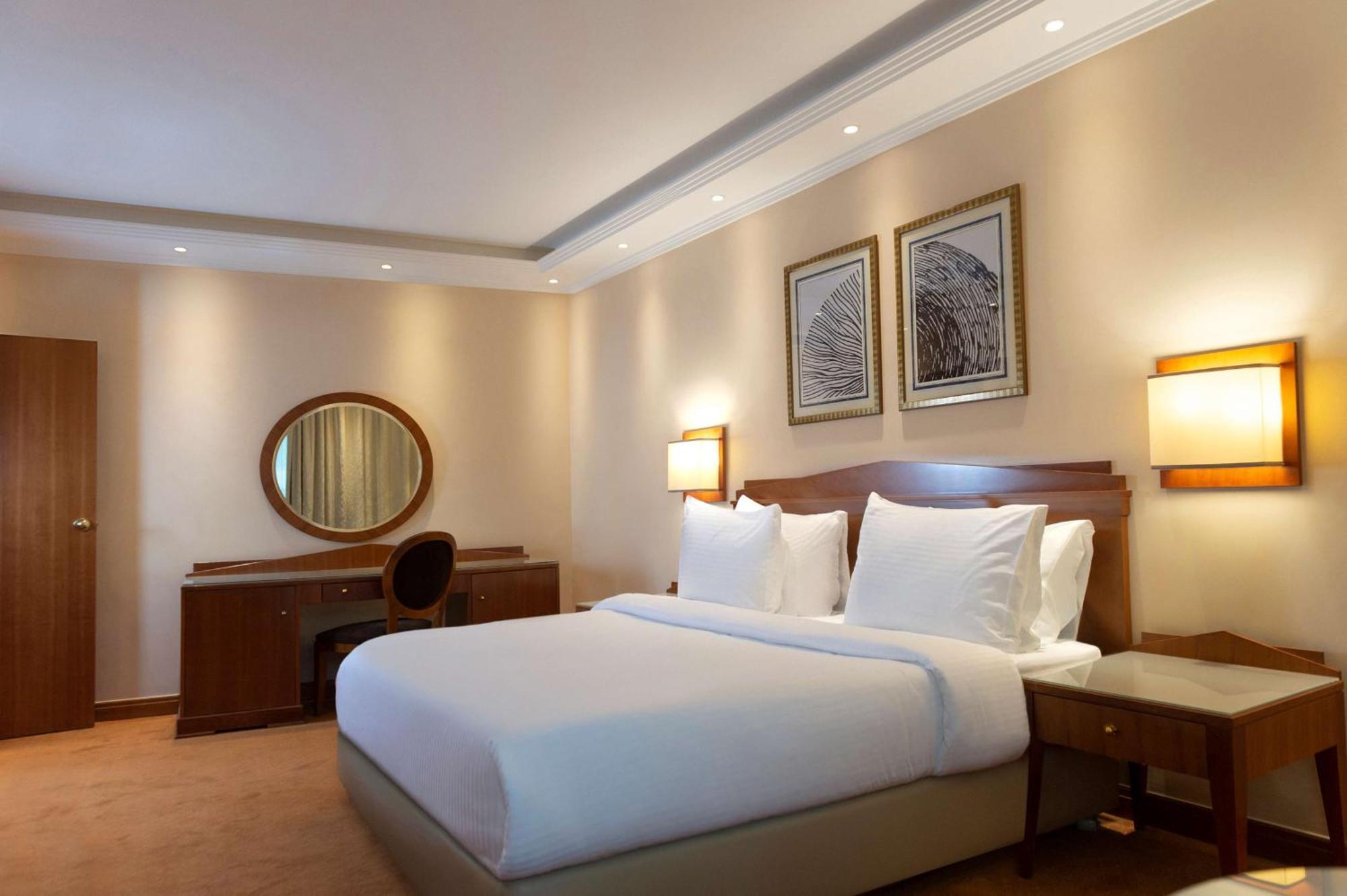 Radisson Blu Martinez Beirut Hotel Kültér fotó A bedroom at the Taj Bengal