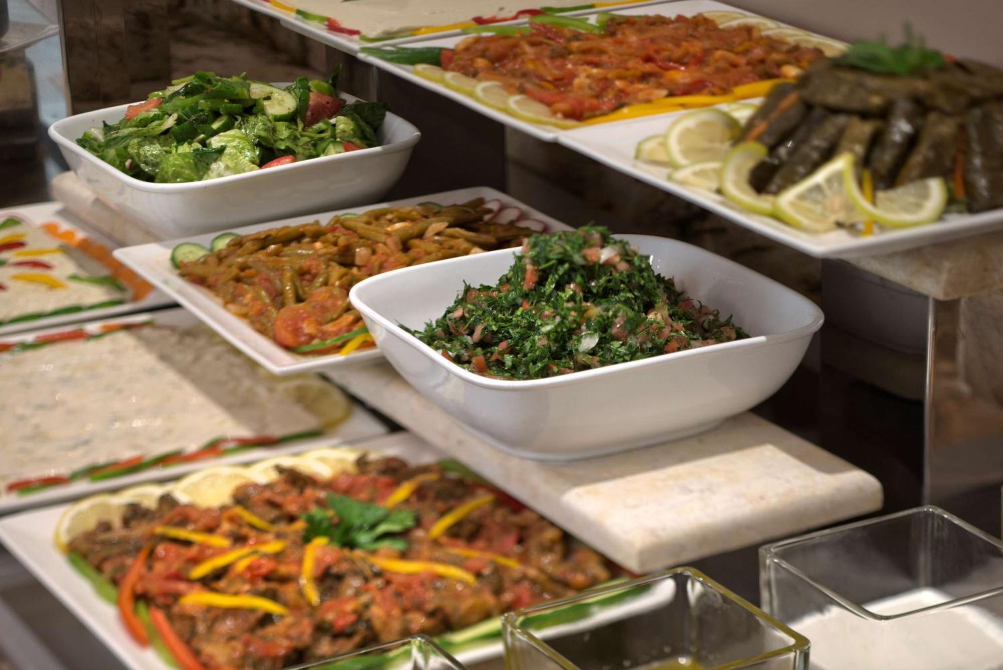 Radisson Blu Martinez Beirut Hotel Kültér fotó Meze