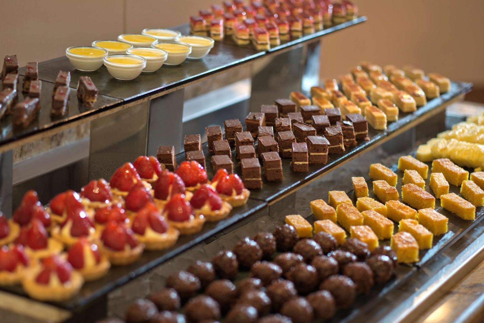 Radisson Blu Martinez Beirut Hotel Kültér fotó A selection of petits fours