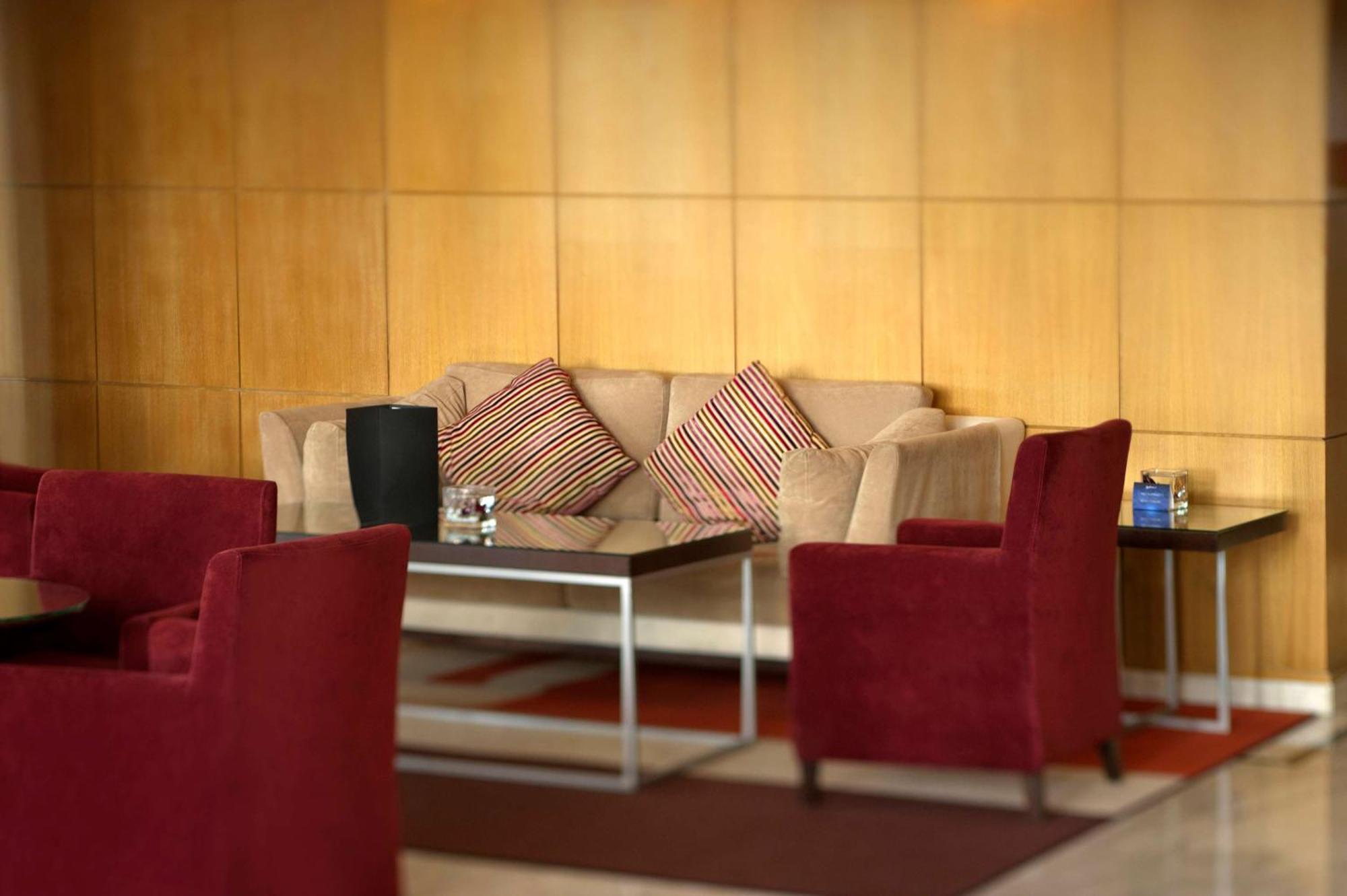 Radisson Blu Martinez Beirut Hotel Kültér fotó The lounge at the airport
