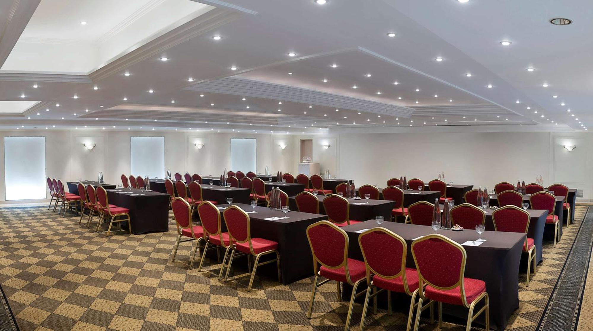 Radisson Blu Martinez Beirut Hotel Kültér fotó The International Centre