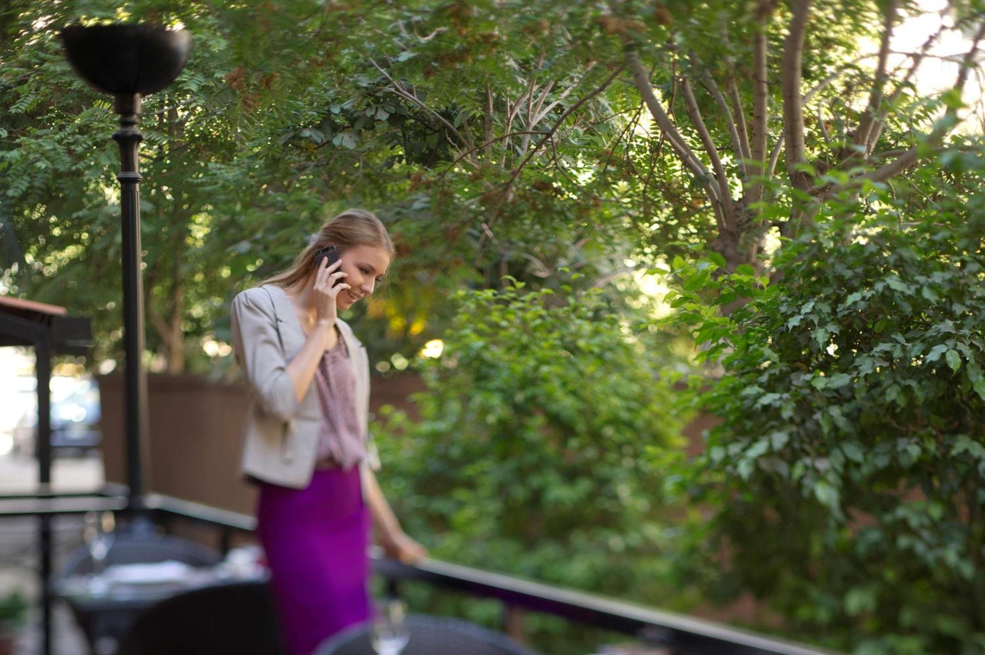 Radisson Blu Martinez Beirut Hotel Kültér fotó A woman on a mobile phone